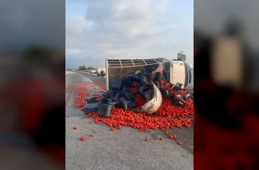 Erzin’de domates yüklü kamyonet takla attı: 2 yaralı 