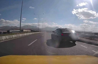 Erzurum-Artvin karayolunda tehlikeli anlar: Kontrolsüz şekilde ana yola çıkan araç kazaya neden oluyordu 