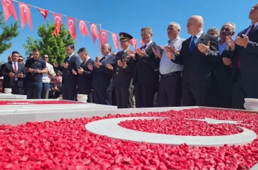 Erzurum protokolü şehitlikleri ziyaret etti 