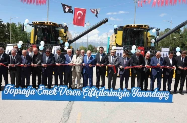 Erzurum’da bir ilk: Tarım makineleri parkına 2 biçerdöver, 4 römork eklendi 