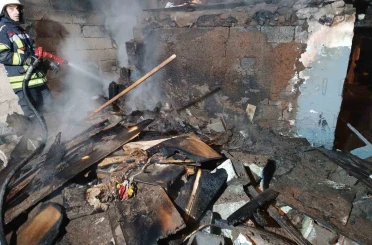 Erzurum’da eski ev cayır cayır yandı 