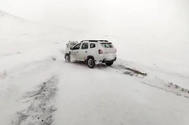 Erzurum’da kar ve tipi ulaşımı durma noktasına getirdi 