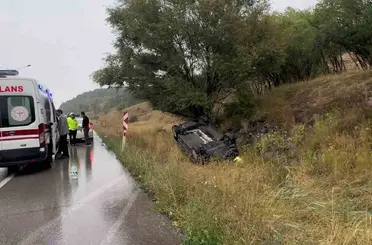 Erzurum’da kayganlaşan yolda belediye aracı devrildi: 2 yaralı

