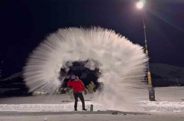 Erzurum’da kaynar su havada dondu 