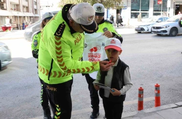 Erzurum’da polisten "Önce Yaya" farkındalığı uygulaması 