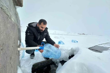 Erzurum’da su hatları dondu, vatandaşlar çeşmelerden bidonlarla su taşıdı 