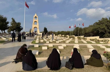 Erzurumlu şehit aileleri Çanakkale 57. Alay Şehitliğinde hüzünlendiler 