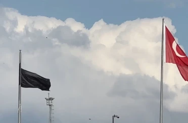 Esendere Sınır Kapısı’nda kısıtlama: İran tarafında dev siyah bayrak dikkat çekti 