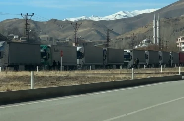 Esendere’de tır kuyruğu 2 kilometreyi buldu 