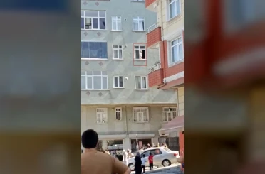 Esenler’de 3’üncü katın evin penceresinde yürüyen bebek yürekleri ağza getirdi 