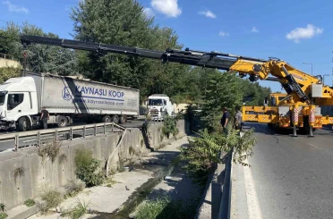 Esenler’de dereye uçan tır çıkarıldı 