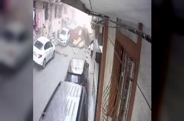 Esenler’de fırtınada çatı sokağa uçtu: Çocuklar çatının altında kalmaktan son anda kurtuldu 