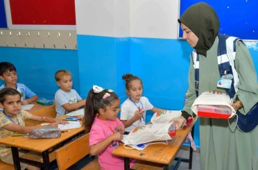 Esenyurt Belediyesi 26 bin öğrenciye kırtasiye seti dağıttı 