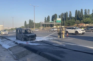 Esenyurt TEM Otoyolu’nda hafif ticari araç alev alev yandı 