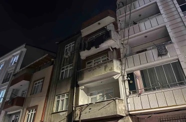 Esenyurt’ta 3 katlı binanın çatısı alev alev yandı 