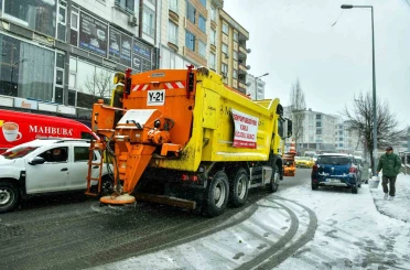 Esenyurt’ta karla mücadele çalışmaları aralıksız sürüyor 