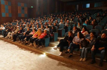 Esenyurt’ta tiyatro dolu bir sezon: Her ay 3 oyun sahnelendi 