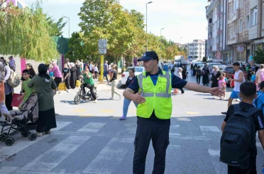 Esenyurt’ta zabıta ekipleri okulların açılmasıyla birlikte öğrencilerin güvenliği için görevde 