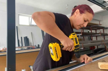 Eşi eleman bulamayınca kolları sıvadı, sanayide 2 yılda usta oldu
