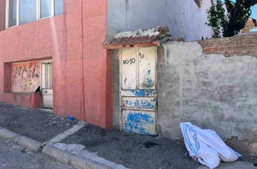 Eşini bayılıncaya kadar sokak ortasında döven şahıs kamerada 