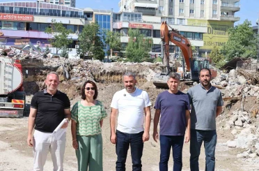 Eski belediye binasının yerine yeni kent meydanı geliyor 