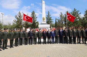Eski KKTC Cumhurbaşkanı Tatar, Şanlıurfa’nın kurtuluşunun 106. yıl dönümü törenine katıldı 