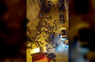 Eski sevgili evini bastı, binayı taşlayarak etrafa ateş etti; o anlar kamerada 