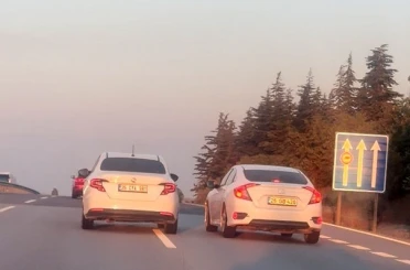 Eskişehir- Bursa yolunda birbirini sıkıştıran 2 araç trafiği tehlikeye attı 
