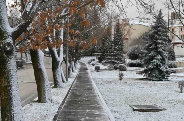 Eskişehir güne kar sürpriziyle uyandı 