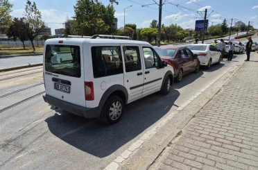 Eskişehir’de 3 aracın karıştığı zincirleme trafik kazası ucuz atlatıldı 