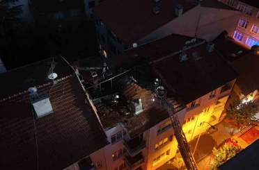Eskişehir’de 4 katlı binanın çatısında yangın çıktı: Dumandan etkilenenler var 