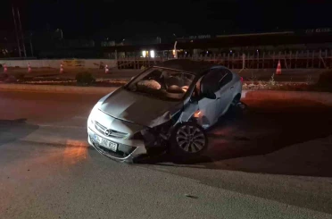 Eskişehir’de alkollü sürücünün kullandığı otomobil orta refüjdeki tabelayı devirdi 