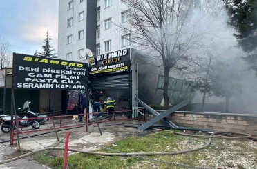 Eskişehir’de araç aksesuarı satan dükkanda yangın 