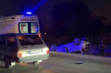 Eskişehir’de ’çarpıp kaçtı’ iddiası: Takla atan otomobildeki 2 kişi yaralı 