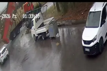 Eskişehir’de damperi açık kalan kamyon sanayi sitesinin kapısını  böyle yıktı
