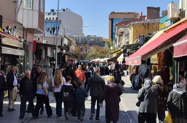 Eskişehir’de güneş yüzünü gösterdi, çarşıda adım atacak yer kalmadı
