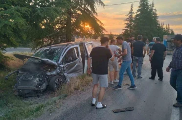 Eskişehir’de hafif ticari araç ile traktör çarpıştı: 2 yaralı 