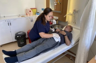 Eskişehir’de hastalar ve refakatçileri, Stoma ile nasıl ilgileneceklerini hastanede öğreniyor 