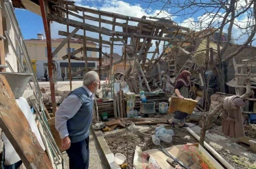 Eskişehir’de ilginç kaza; belediye ekipleri yaşlı çiftin evini adeta başına yıktı 
