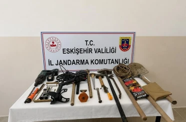 Eskişehir’de kaçak kazı yapan 3 şüpheli suçüstü yakalandı 