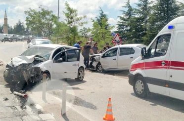 Eskişehir’de kafa kafaya çarpışan araçlar hurdaya döndü 