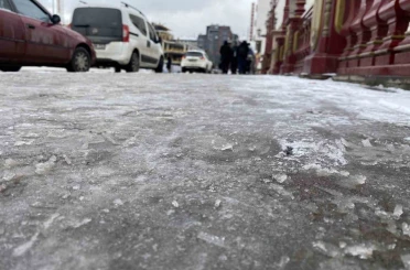 Eskişehir’de kaldırımlar buz pistine döndü 