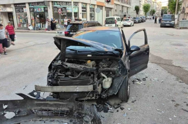 Eskişehir’de kavşakta 2 araç çarpıştı: 2 yaralı 