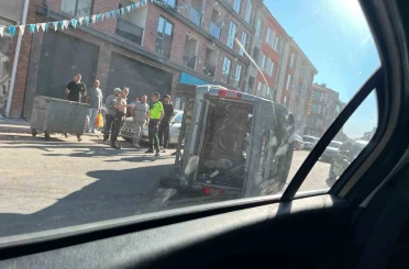 Eskişehir’de kaza yapan hafif ticari araç yan yattı: 3 yaralı 