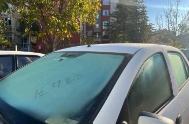 Eskişehir’de kırağı araç camlarını kapladı 
