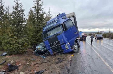 Eskişehir’de kontrolden çıkan tır otomobili altına aldı: 1 ölü, 1’i ağır 2 yaralı 