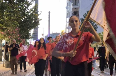 Eskişehir’de milli sporculardan 15 Temmuz’a özel Sancak Koşusu 