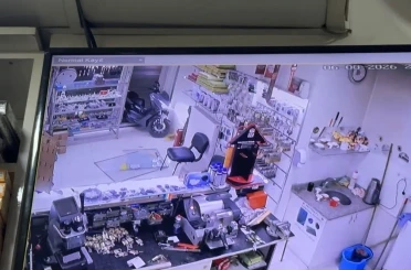 Eskişehir’de motosikletin dükkana girdiği kazanın görüntüleri ortaya çıktı 