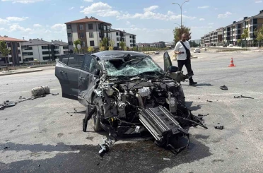 Eskişehir’de otomobil tuğla yüklü tırla çarpıştı: 1 yaralı 