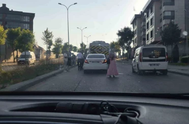 Eskişehir’de otomobilin servise çarptığı kazada maddi hasar oluştu 
